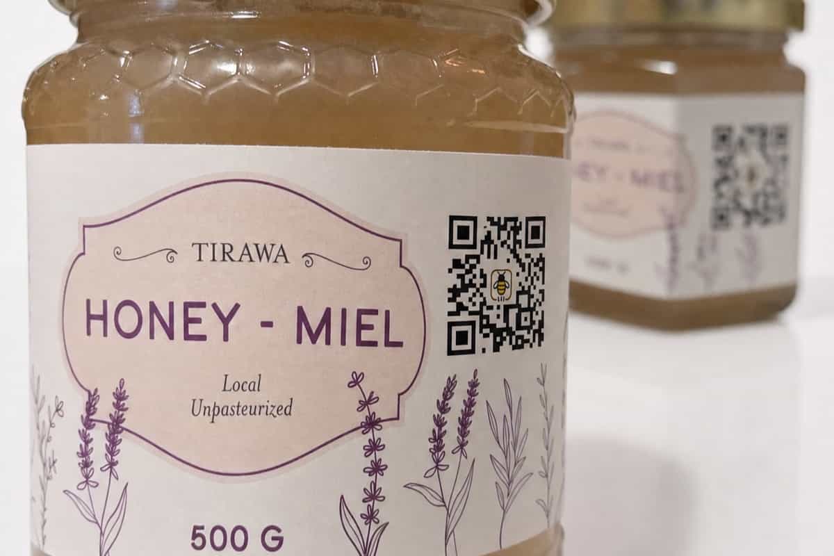 Close-up of the QR code and label on an APiLOG-traced honey jar